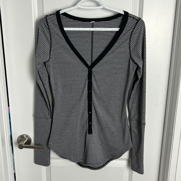 Lululemon V neck long sleeve slim fit shirt sz 6 - Picture 1 of 4